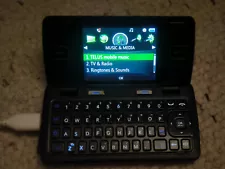 LG LG9100 VX9100 Mobile flip phone QWERTY keyboard (telus) - old, vintage 2008