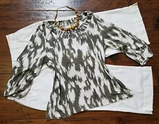 Chico's size 1 (reg size 8) outfit clothing lot, white capri pants, necklace