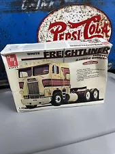 Ertl White Freightliner Cabover 6651 1/25 Vintage Model