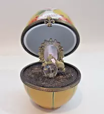 Peint Main Limoges Trinket-Ladies Boudoir Inside An Egg Shaped Box