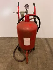 Portable Sandblaster with Compressed Air Storage Tank