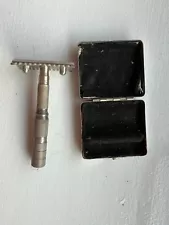 Travel shaving kit with original box/1950