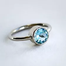 Beautiful 925 Sterling Silver Ring With Stunning Aquamarine For Sale