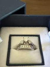 Helzberg Diamonds Wedding Ring For Sale. 14 Karat White Gold. Size 5