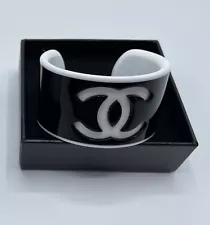 CHANEL BLACK OUTSIDE & WHITE INSIDE CC LUCITE SPORTY CUFF BRACELET