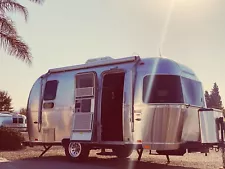 19" International Airstream Signature Series, Sleeps 4 - Like New!