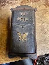 ANTIQUE VTG UNMARKED CAST IRON WALL MOUNT POST BOX MAILBOX US Mail 7.5"