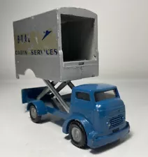 VINTAGE BUDGIE TOYS 302 LIFT TRUCK