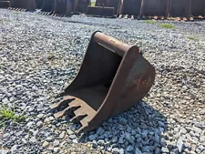 24" Cat Backhoe Bucket; 1.75" Pin Hole; Cat# 247-1950