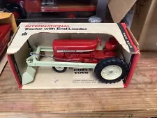 International Harvester 544 w/Loader 1/16 scale Stock #418