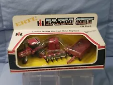 NEW ERTL 1/64 IH Farm Set 5088 Tractor Baler Wagon 6 Row Plow