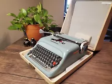 Vintage 1952 Underwood Olivetti Studio 44 typewriter S/N #489309 NEW RIBBON