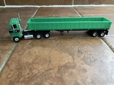 Ford CL-9000 Day Cab & Trailer HO Scale