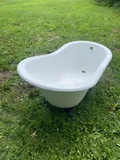 61” Cast Iron Slipper Tub With Cast Iron Claw Feet