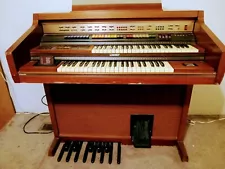 Lowrey Organ Holiday Deluxe with Genius Model D-450 five 8 tracks, Manual, Bench