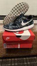 Size 9.5 - Nike Rosherun Print Poison Green Palm Trees Used VNDS Roshe Run