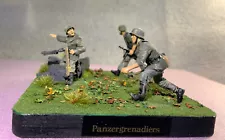 WW2 Diorama 1/35 Scale German Panzergrenadiers 3 Figures