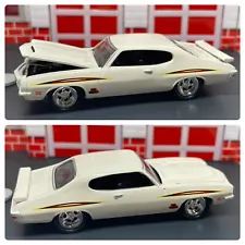 1971 71 Pontiac GTO Judge V8 White Opening Hood 1/64 Limited Edition