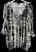 Cocomo 1X black white abstract print buttoned stretch 3/4 sleeve plus top