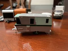 GREENLIGHT 1/64 HITCHED HOMES R12/A 1962 Holiday House Trailer Silver & Green