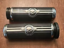 Harley Davidson Sportster Softail Dyna Touring V-Rod Willie G Skull Hand Grips