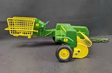 Ertl John Deere 24T Square Baler made USA 1/16 JD-585-E