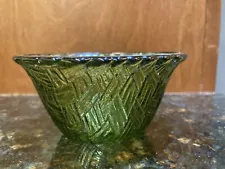 Beautiful Vintage 4.5” Green Depression Glass Basket Weave Bowl For Sale!