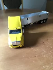 New Ray Kenworth T2000 Yellow Semi With grain Trailer, 21.5” Total Length