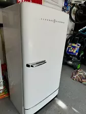 1950 Vintage GE Refrigerator – Timeless Elegance and Functionality.