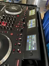 numark ns 7 iii dj controller and light changing road case