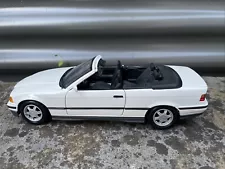 Maisto 1993 BMW 325i Convertible Special Edition 1:18 Scale White Model Car