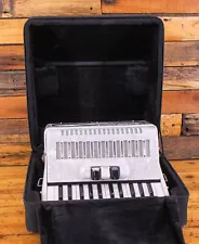 SofiaMari SM-2648, 26 Piano 48 Bass Accordion White Pearl ISSUE