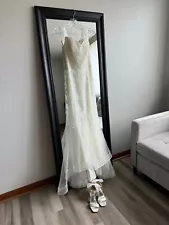 White Low Back Wedding Gown in vory - Women's Size 2-4 In good condition