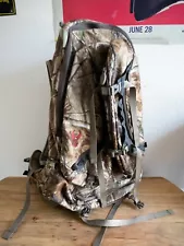 Badlands 2800 Hunting Backpack Pack RealTree Camo EUC Internal Frame Stays