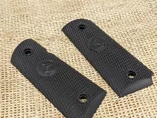 Colt Combat Commander short frame factory rubber grips 1911