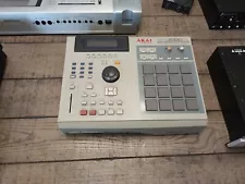 Akai MPC 2000xl with 8 Outs