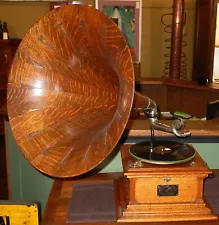 Exceptional Victor victrola with Spearpoint quarter sawn oak horn----16090