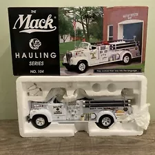 First Gear Mack Hauling Series #104 1960 B-Model Pumper Fire Truck 1:34 19-2338