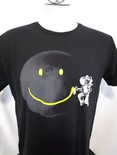 EUC! Astronaut Spray Painting Smiley Face Moon Black T Shirt Men Sz L