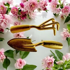 GARDEN HAND TOOLS Gardening Gold Tone Metal PIN Badge Brooch Rake Shovel Figure