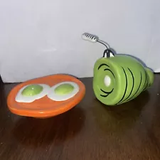 GREEN EGGS & HAM SALT & PEPPER SHAKERS DR SEUSS RARE HTD GREEN ORANGE