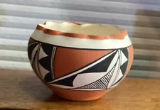 Beautiful finely made Acoma Pot by "EE", 3 X 4 1/2 inches