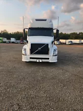 2012 Volvo VNL 670. 10 Speeds Manual Semi Truck