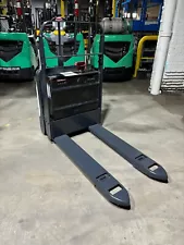 2018 UNICARRIERS ELECTRIC PALLET JACK 4500LBS CAP 24V BUILT IN CHARGER 45X26