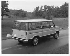 1975 Ford Econoline Club Wagon Van Press Photo 0330