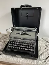 New ListingðVintage 1950s Royal Quiet DeLuxe Gray Typewriter w/ Carrying Case WORKS GREAT!