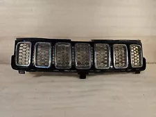 GOOD USED 2017-2022 JEEP GRAND CHEROKEE GRILLE ASSEMBLY OEM 68258419AC