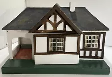 SUPER RARE 1939 TRIANG NO.31 ‘COUNTRY COTTAGE’ DOLL HOUSE BUNGALOW WITH ELECTRIC