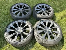 TESLA Factory Issues Rims And Tires For Model S Performance 2020 (Staggered)