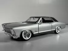 1965 BUICK RIVIERA GRAN SPORT SILVER 1/26 DIECAST MODEL CAR BY MAISTO READ